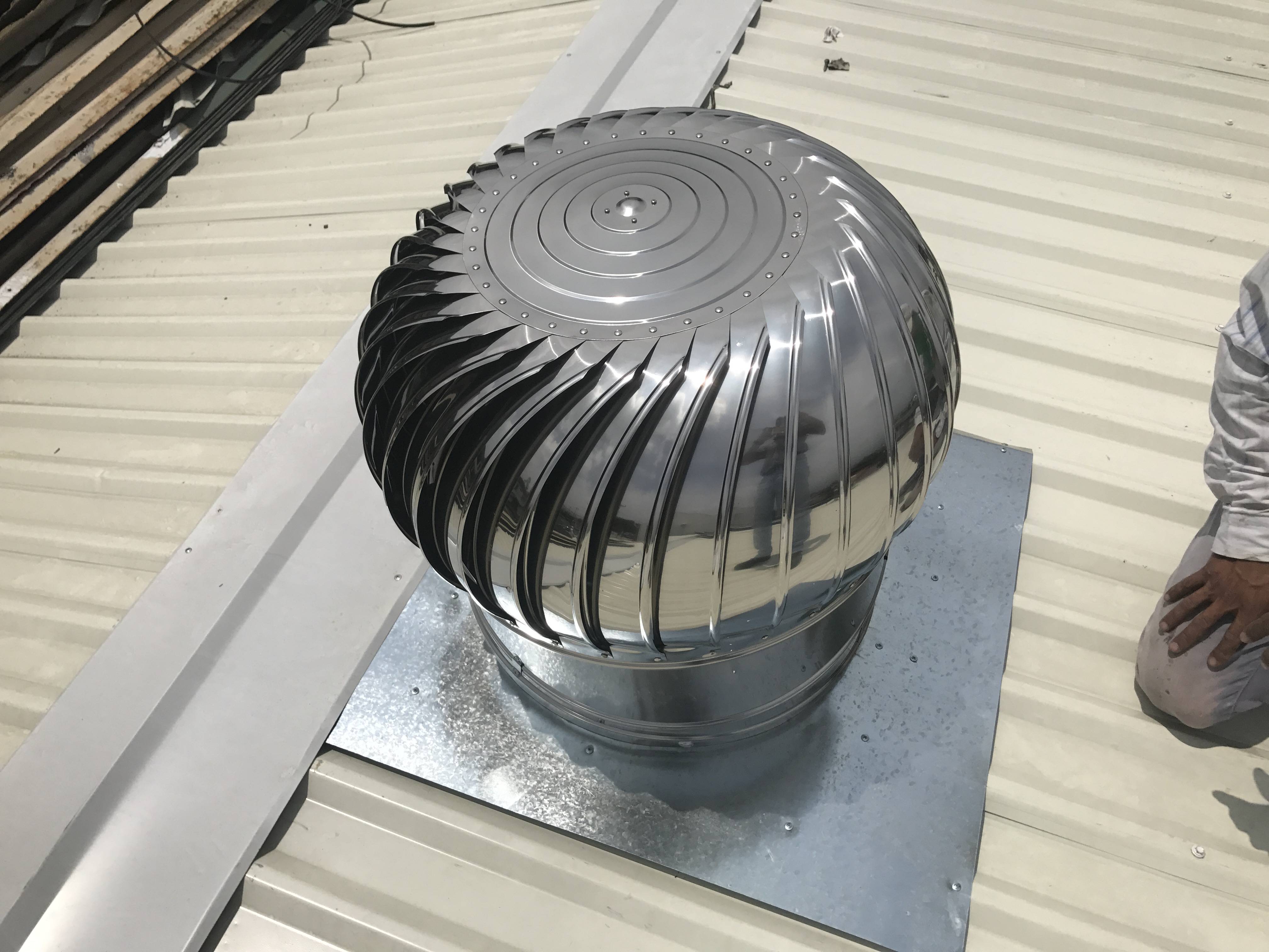 Ventilador turbina instalado en techo