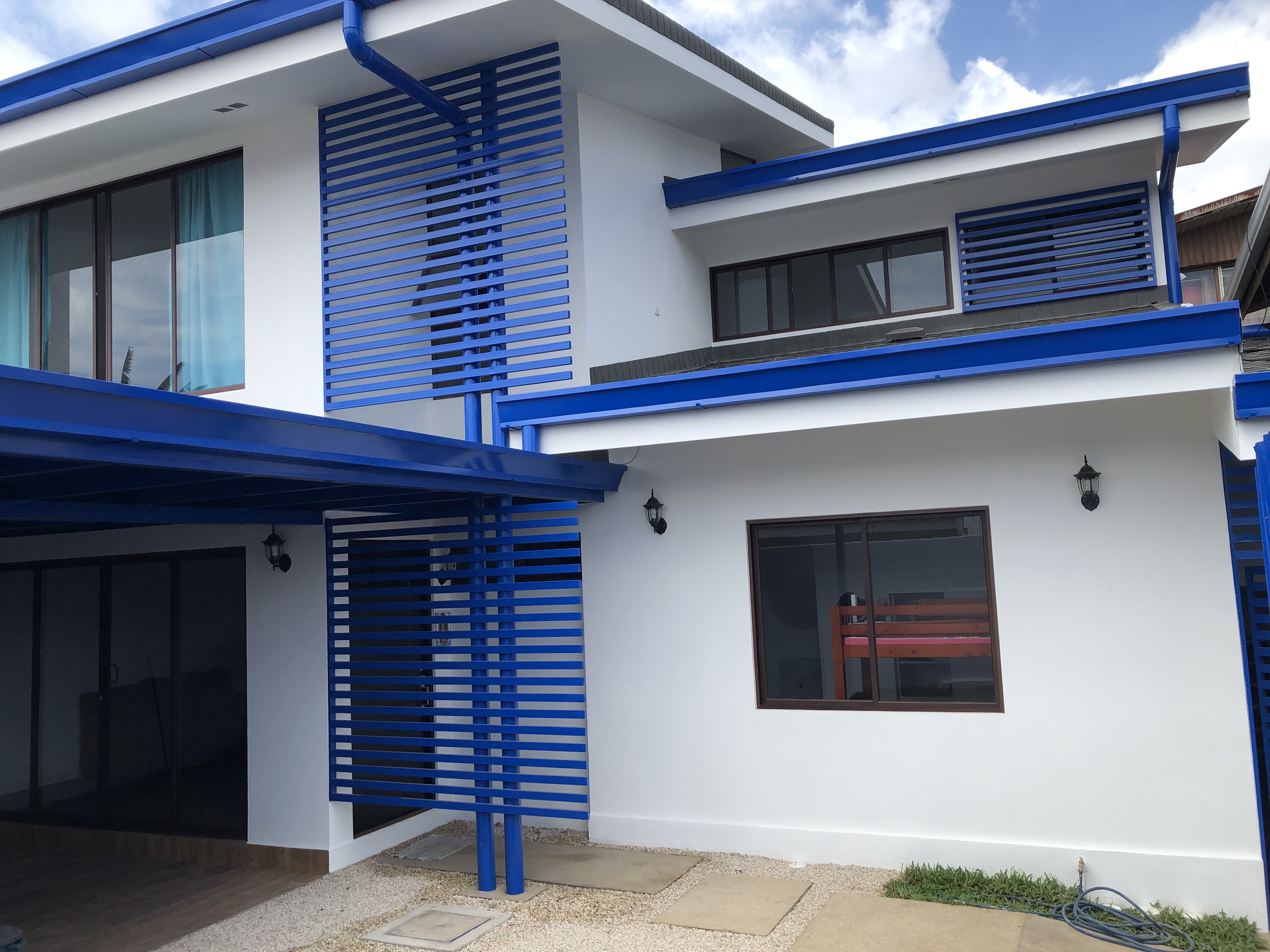 Casa con canoas azules integradas