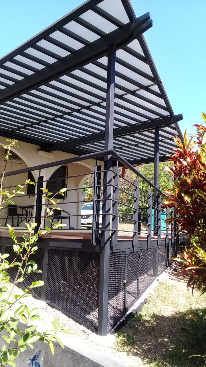 Pérgola metálica negra moderna